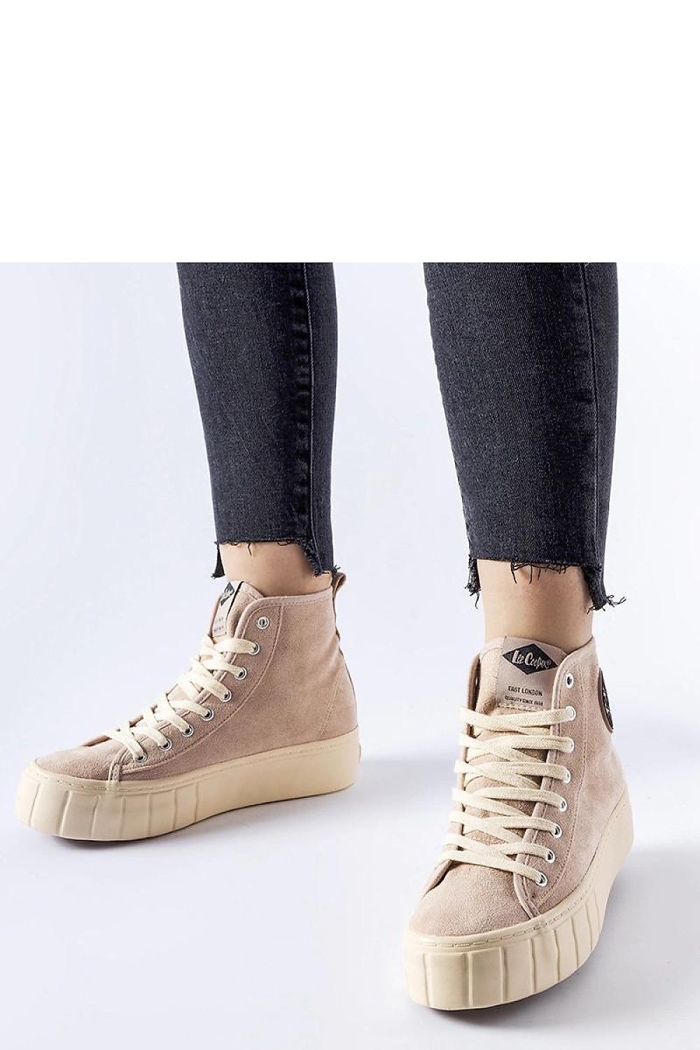 Solea's luxurious Lee Cooper women's sneakers in beige, featuring high-quality fabric and chic lace-up closure, ideal for adding a touch of sophistication to summer outfits.
