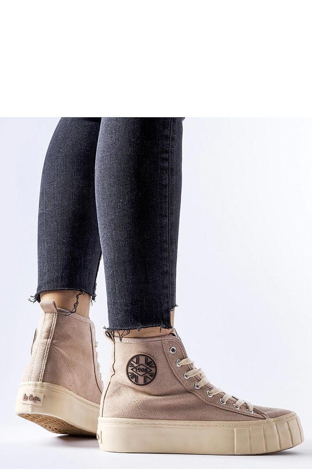 Beige LCJ-22-31-1434L sneakers from Lee Cooper, designed for women by Solea, combining modern elegance with comfort, perfect for trendy summer fashion.