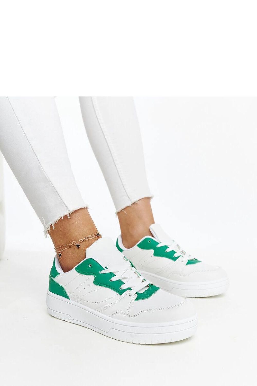 Side view of Solea's eco leather white sneakers with purple highlights, ideal for fashion-forward summer outfits.