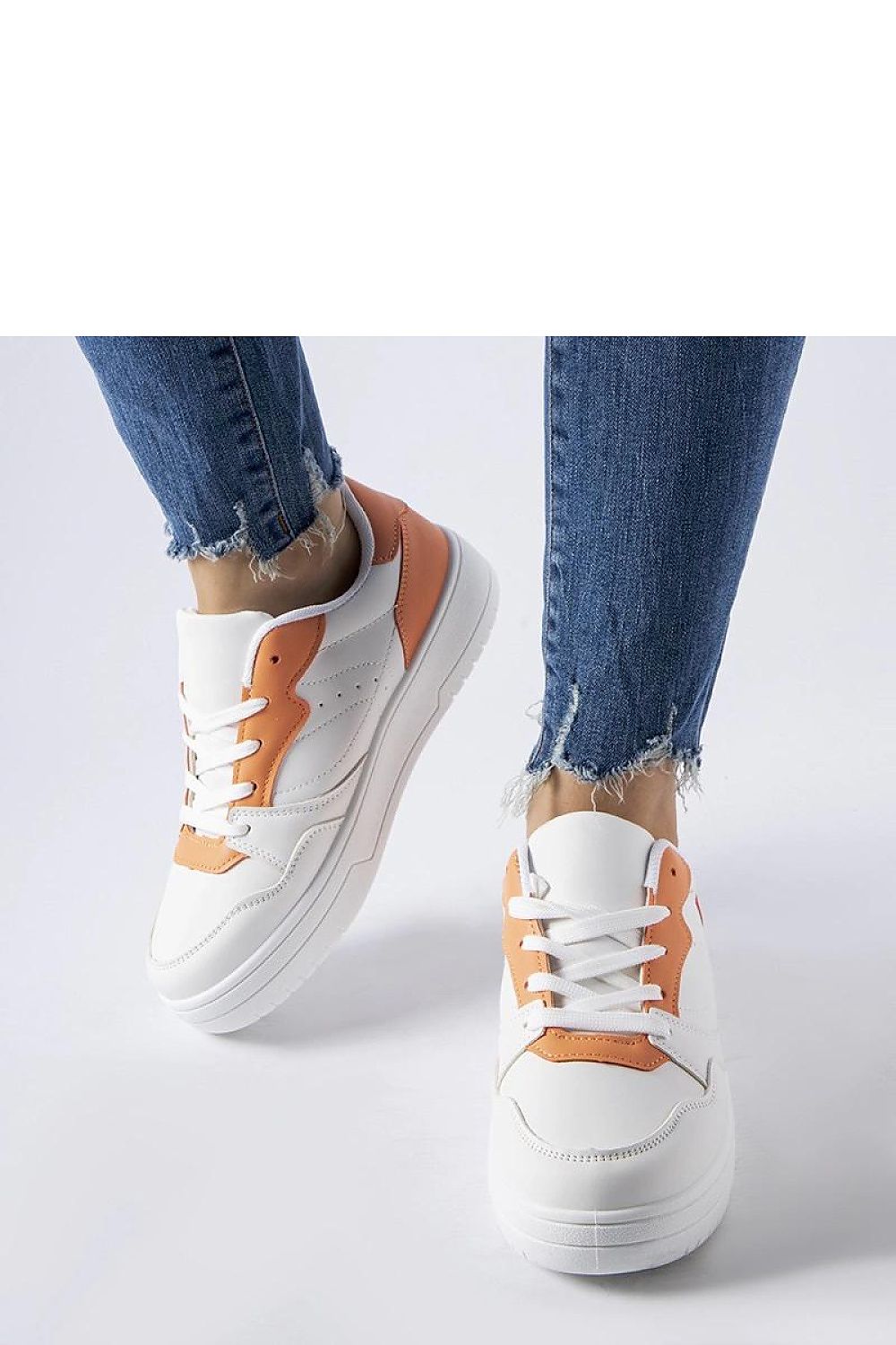 Solea's chic white sneakers with purple details, designed for comfort with lace-up closure and a low 4cm heel, perfect for summer excursions.
