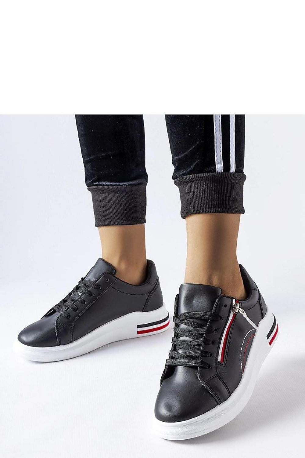 Luxurious eco-friendly white sneakers by Solea featuring stylish green inserts, designed for comfort and modern fashion.