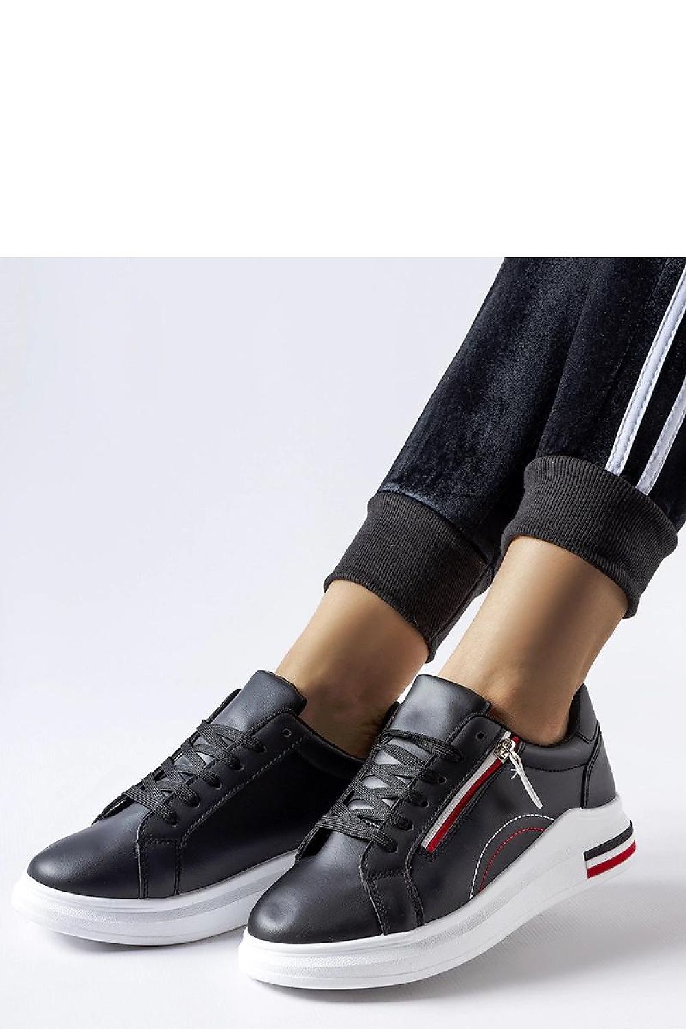 High-quality zam leather white sneakers with green accents by Solea, perfect for adding a chic touch to casual outfits.