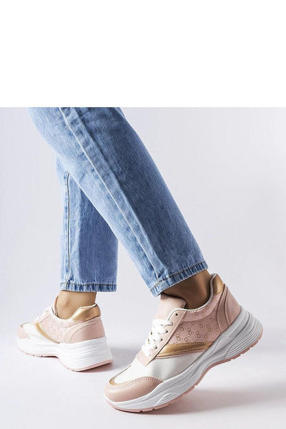 Lace-up closure of Solea beige and white sneakers with gold accents, crafted for a perfect fit and sophisticated look.