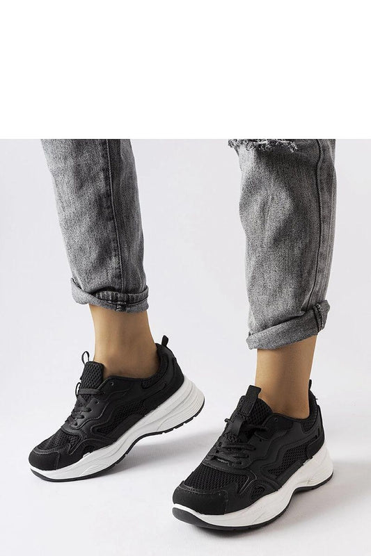 Solea's luxury black sports sneakers featuring a durable rubber sole for excellent grip, suitable for everyday wear and sports activities. The chic design complements various outfits, perfect for Spring/Summer.