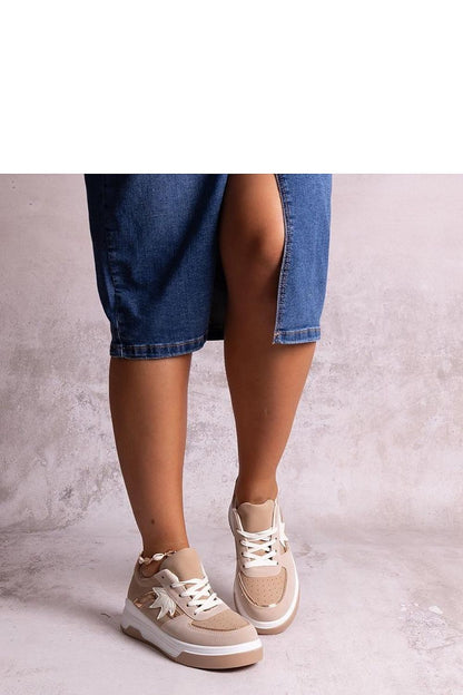 Detailed view of Solea's eco-leather sneakers showcasing practical lacing system for a perfect fit, ideal for warm weather.