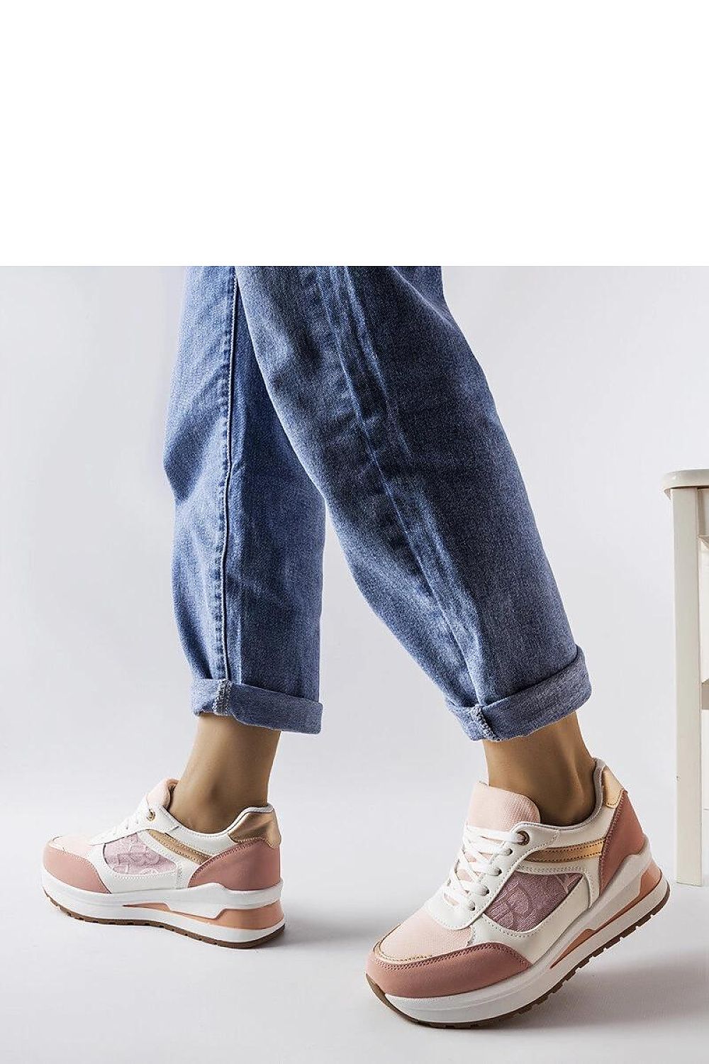 Elegant Solea black lace-up sneakers with a classic silhouette, perfect for enhancing any fashionable ensemble.