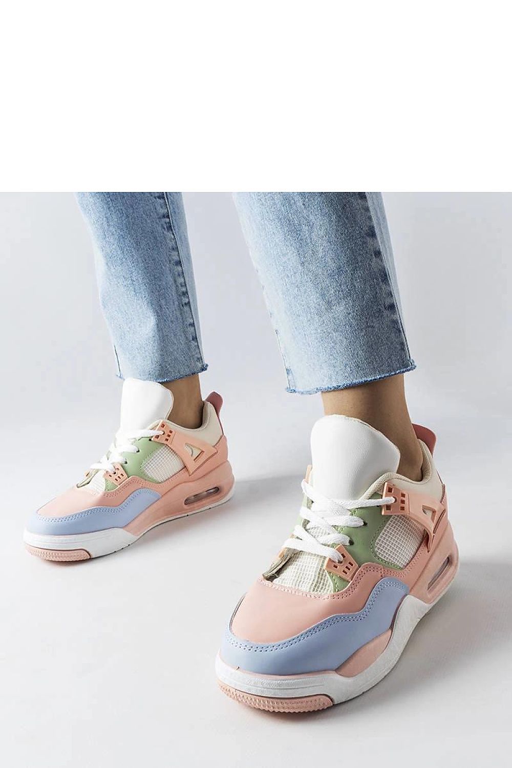 Elegant lace-up closure of Solea's luxury beige Malas sneakers, designed for maximum comfort and summer style.