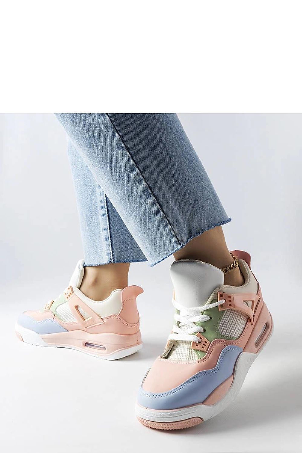 Luxury beige Malas sneakers by Solea, featuring a stylish lace-up design and comfortable low upper, perfect for summer footwear in EU sizes 36-41 and US sizes 5.5-10.5.