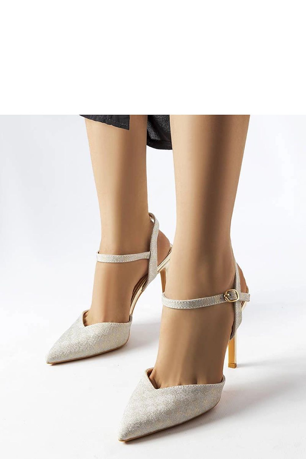 Side view of Solea elegant pumps with a shiny finish, exemplifying refined style and grace suitable for evening outings.