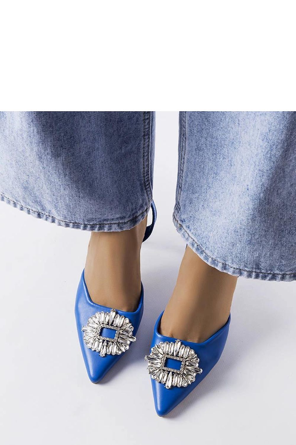 Close-up of Solea's exquisite green high heel pumps Moïse with beautiful zircon embellishments, showcasing the 12cm heel and luxe eco leather material.