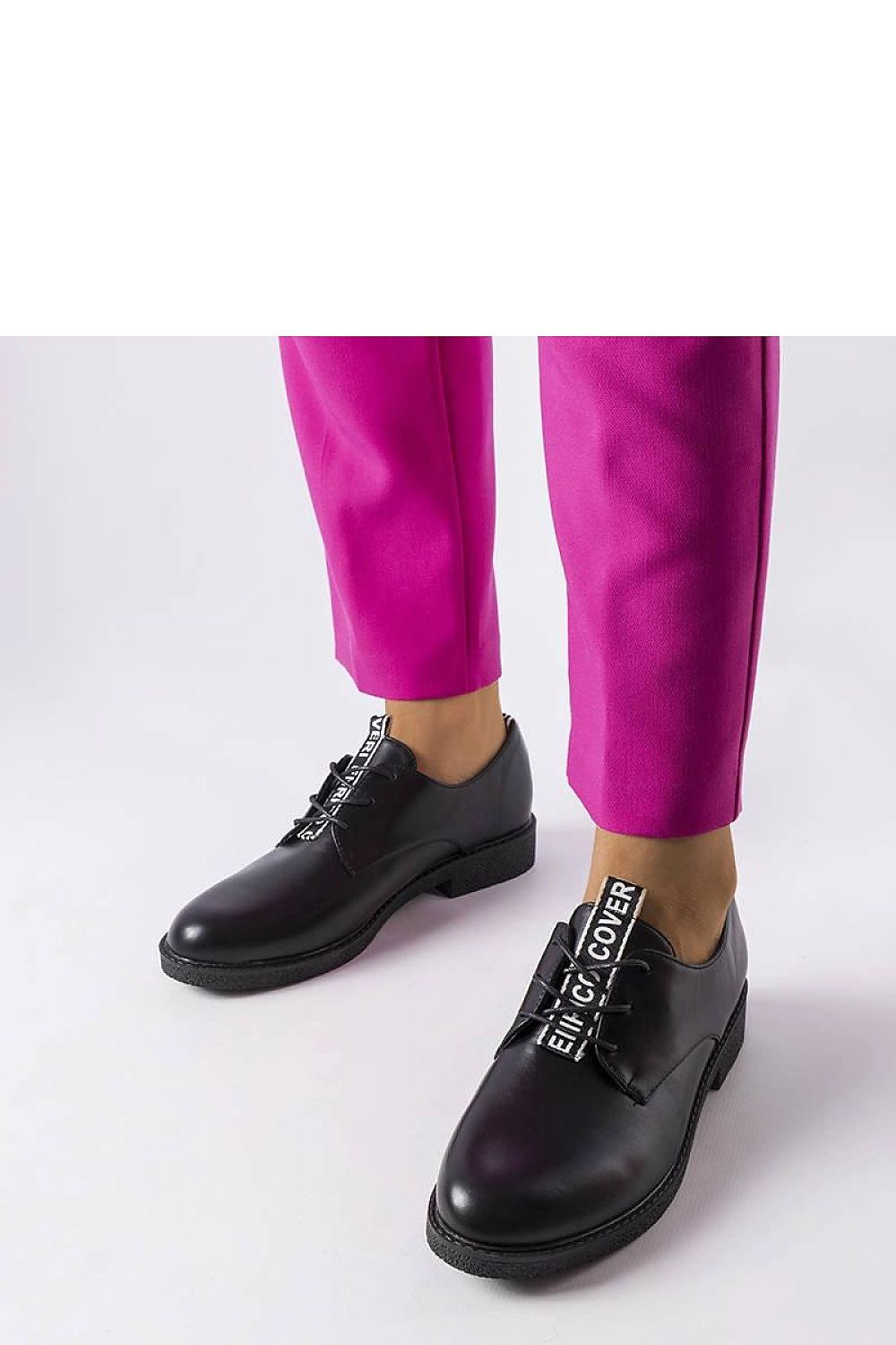 Close-up of Solea Edmonton sneakers, featuring high-quality faux suede leather and a stylish black synthetic sole for a sophisticated look.