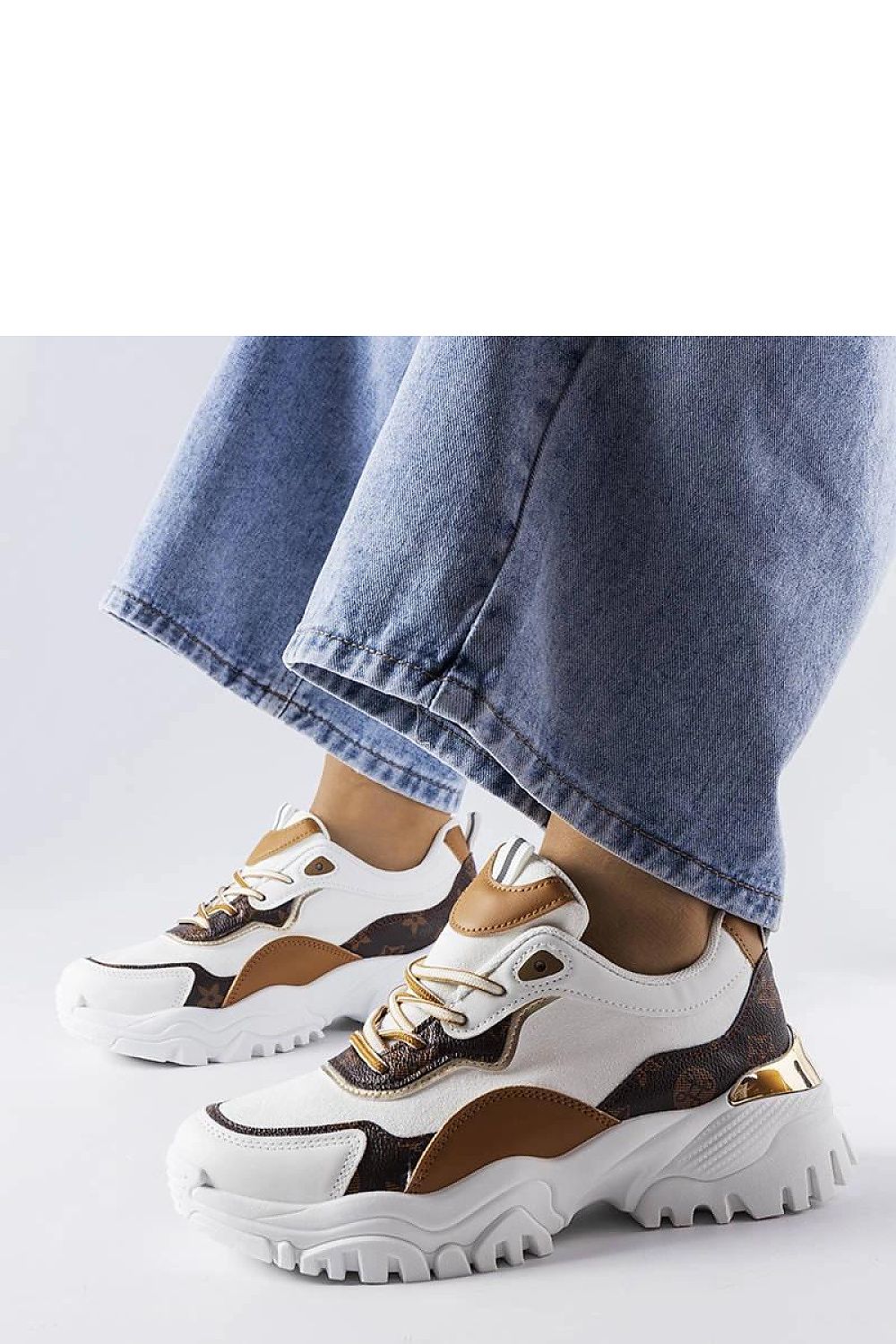 Solea stylish white sneakers on irregular Alta sole, showcasing premium comfort and elegance, available in EU sizes 36-41.