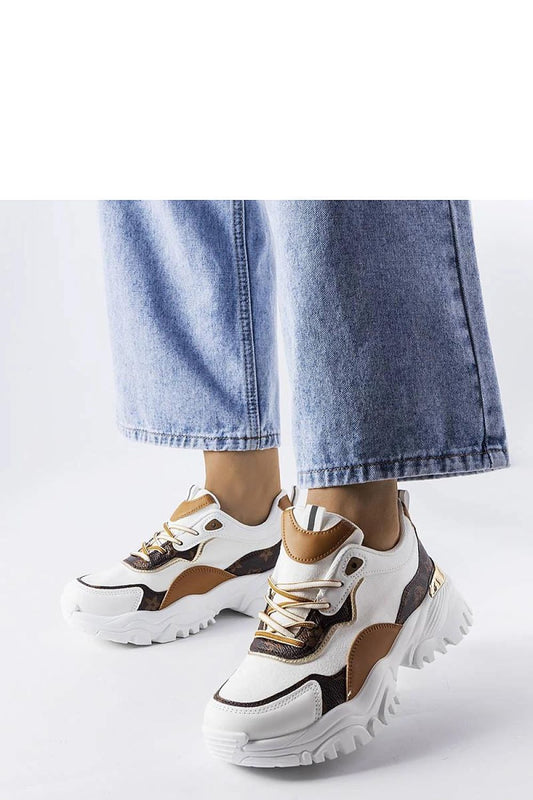 Close-up view of Solea white sneakers featuring lacing system and medium heel, designed for a fashionable summer experience.