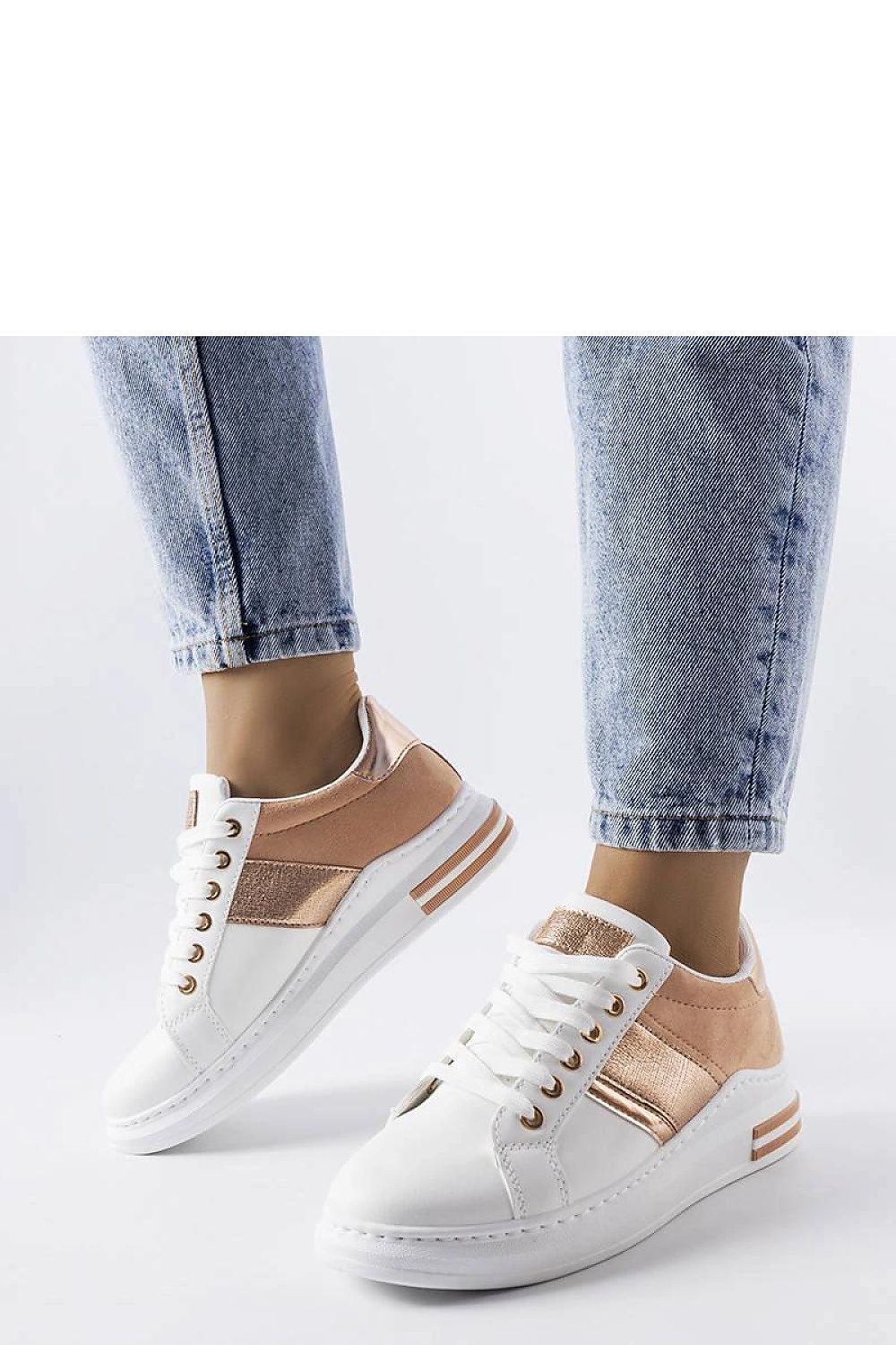 Stylish Solea women's white sneakers featuring pink details, designed for a fashionable and comfortable fit.