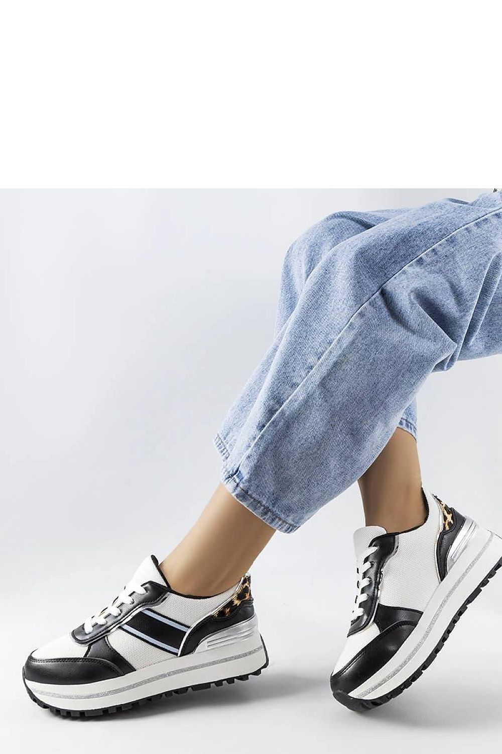 Luxury black sneakers by Solea featuring elegant brocade inserts, designed for comfort and style perfect for summer outings. Available in EU sizes 36 to 41.