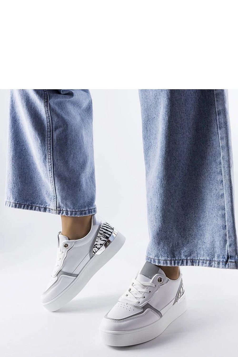 Elegant Solea white platform sneakers for women featuring a classic lace-up design, ideal for warm days.