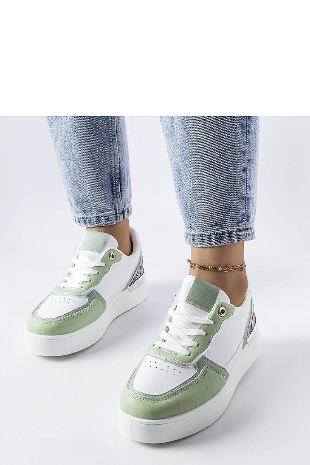 Solea women's white sneakers displayed on a summer backdrop, combining elegance and comfort for the modern woman.