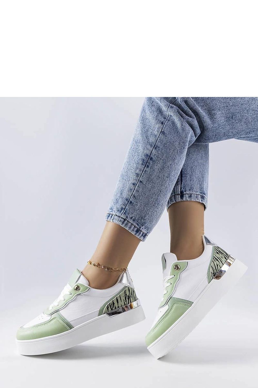 Side profile of luxury Solea platform sneakers, designed for a chic summer look with a 4 cm heel height.