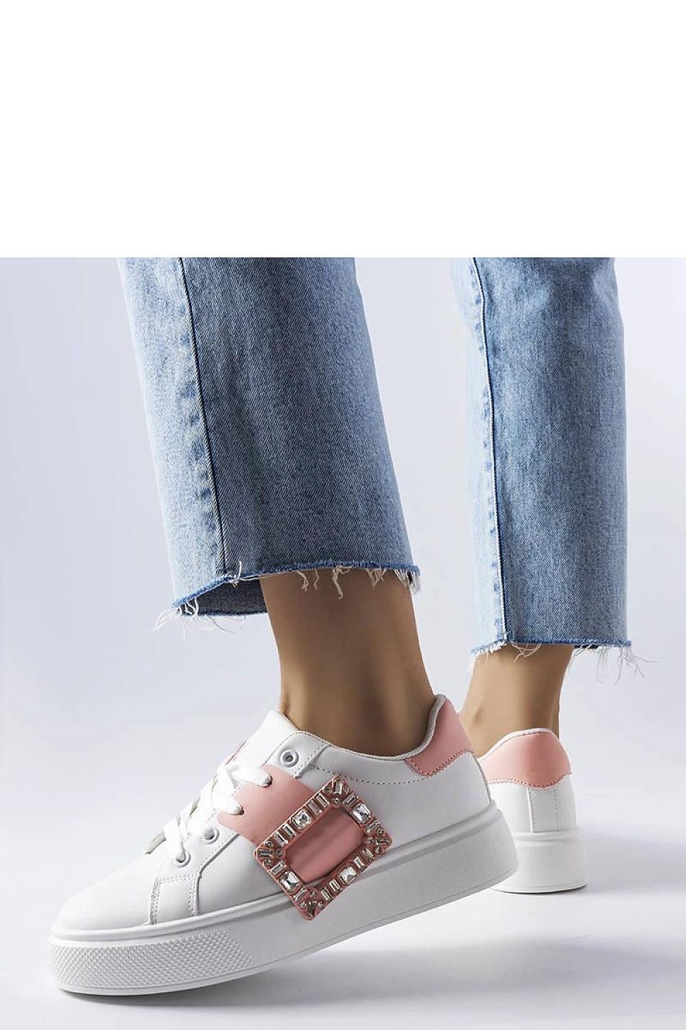 Stylish Solea women's white sneakers, accented with a pink Ike clamp, designed for comfort and fashion-forward looks during summer outings.