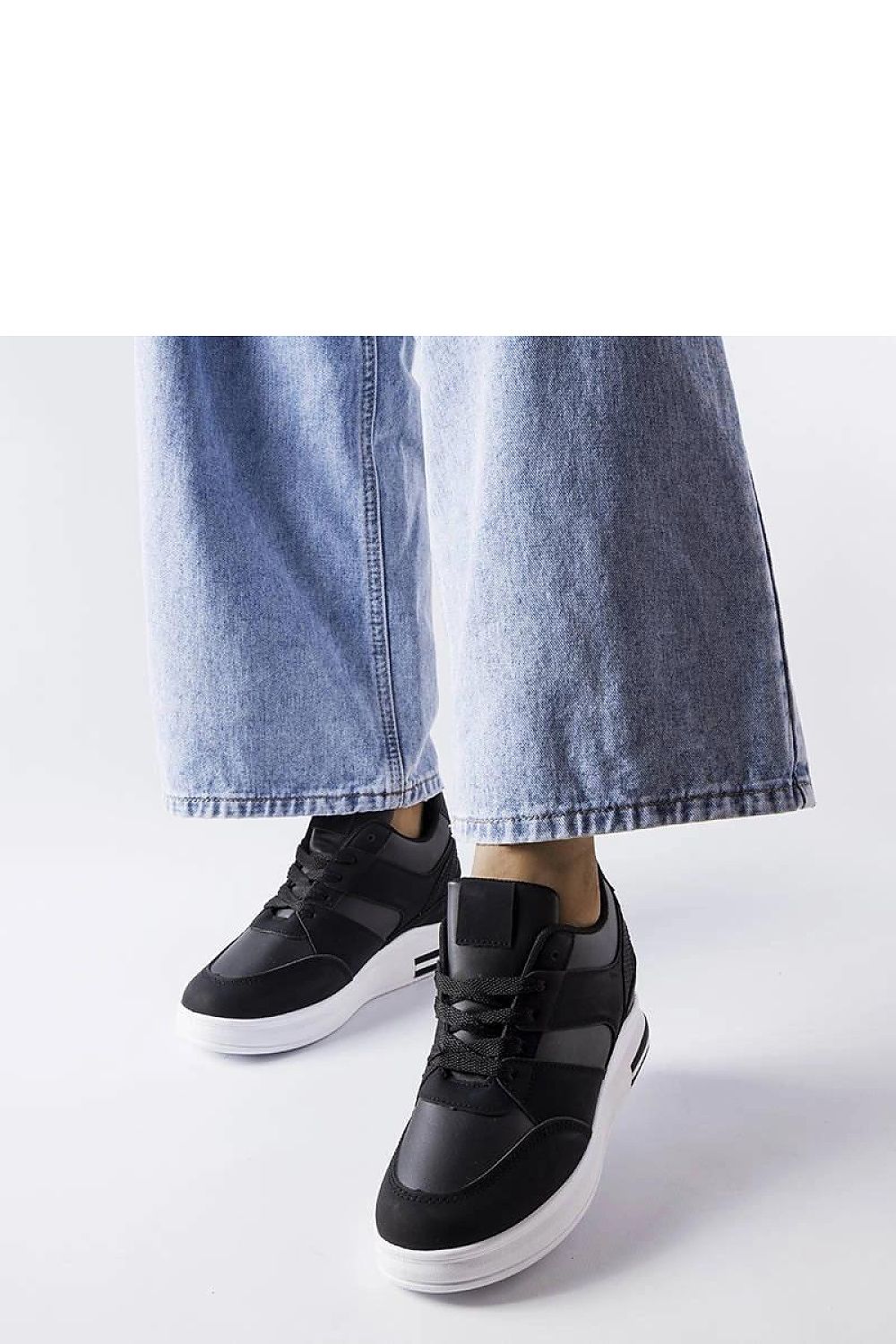 Luxurious Black CinqMars wedge sneakers by Solea, featuring a stylish design perfect for summer, with a 6cm heel and white rubber sole for comfort.