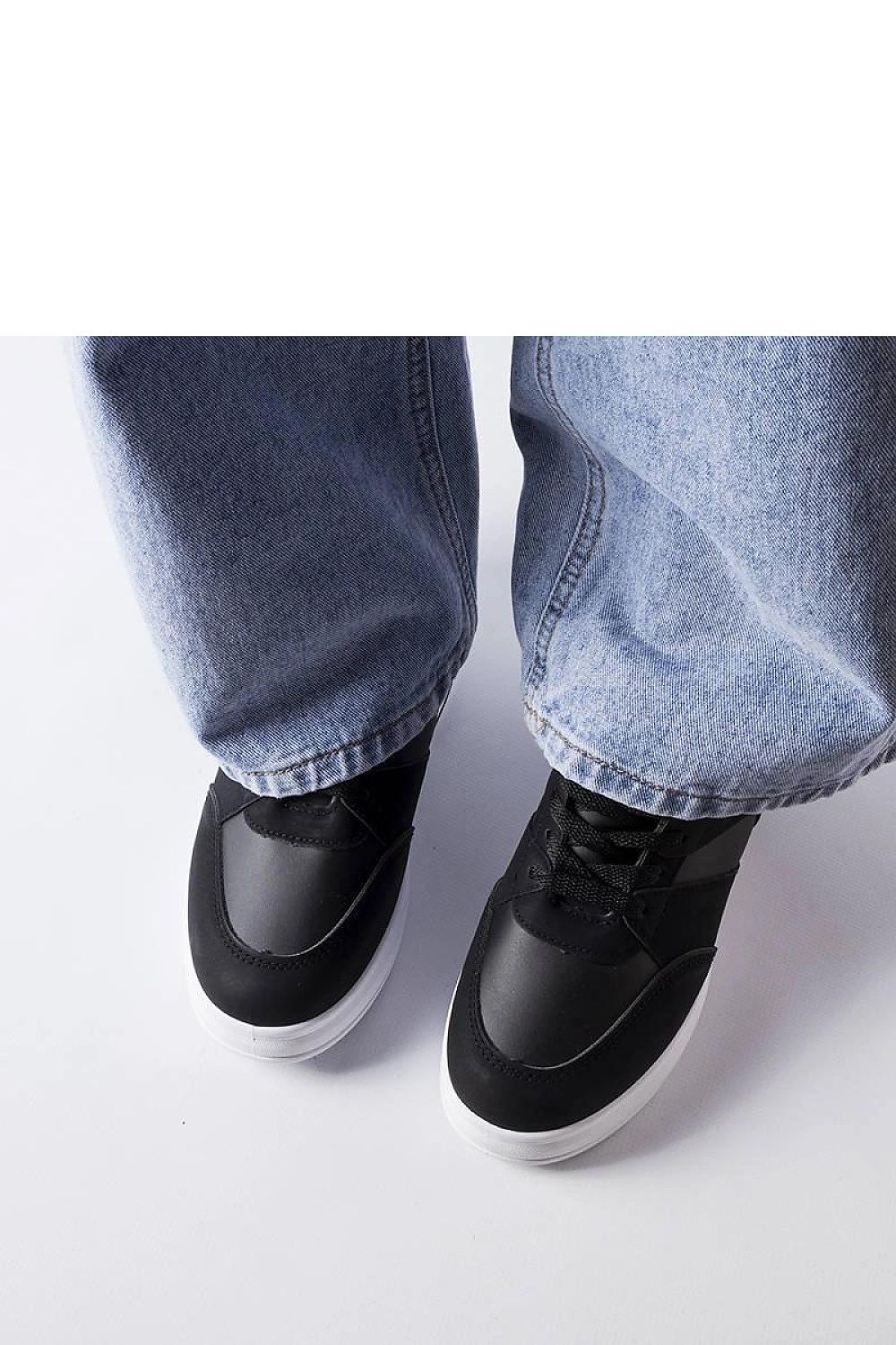 Black CinqMars wedge sneakers by Solea, featuring luxurious design and 6cm heel, ideal for stylish summer outings.