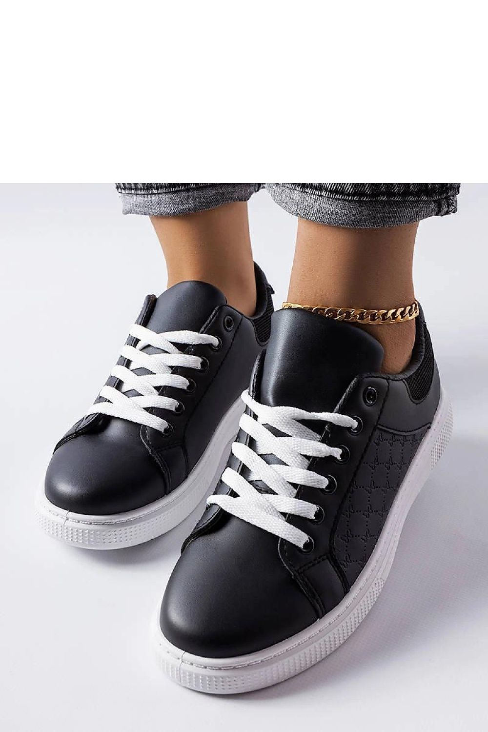Elegant black sneakers from Solea with lace-up closure and 3 cm heel height, designed for a chic summer look.