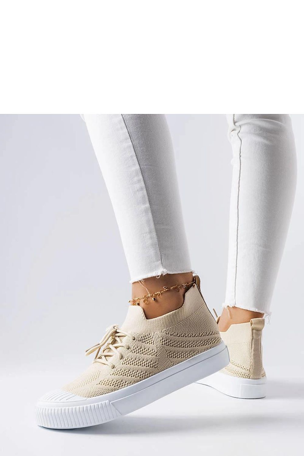 Solea Flexible Polaire Sneakers in Black paired with trendy jeans and an oversized sweater, ideal for summer street style.