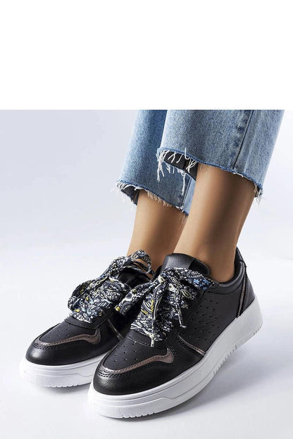 Stylish white Pryor sneakers showcasing a plush ribbon lace, crafted by Solea, ideal for fashionable summer outfits.