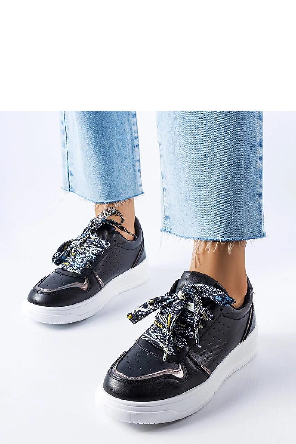 Classically designed white Pryor sneakers featuring sophisticated ribbon laces by Solea, a must-have for summer elegance.