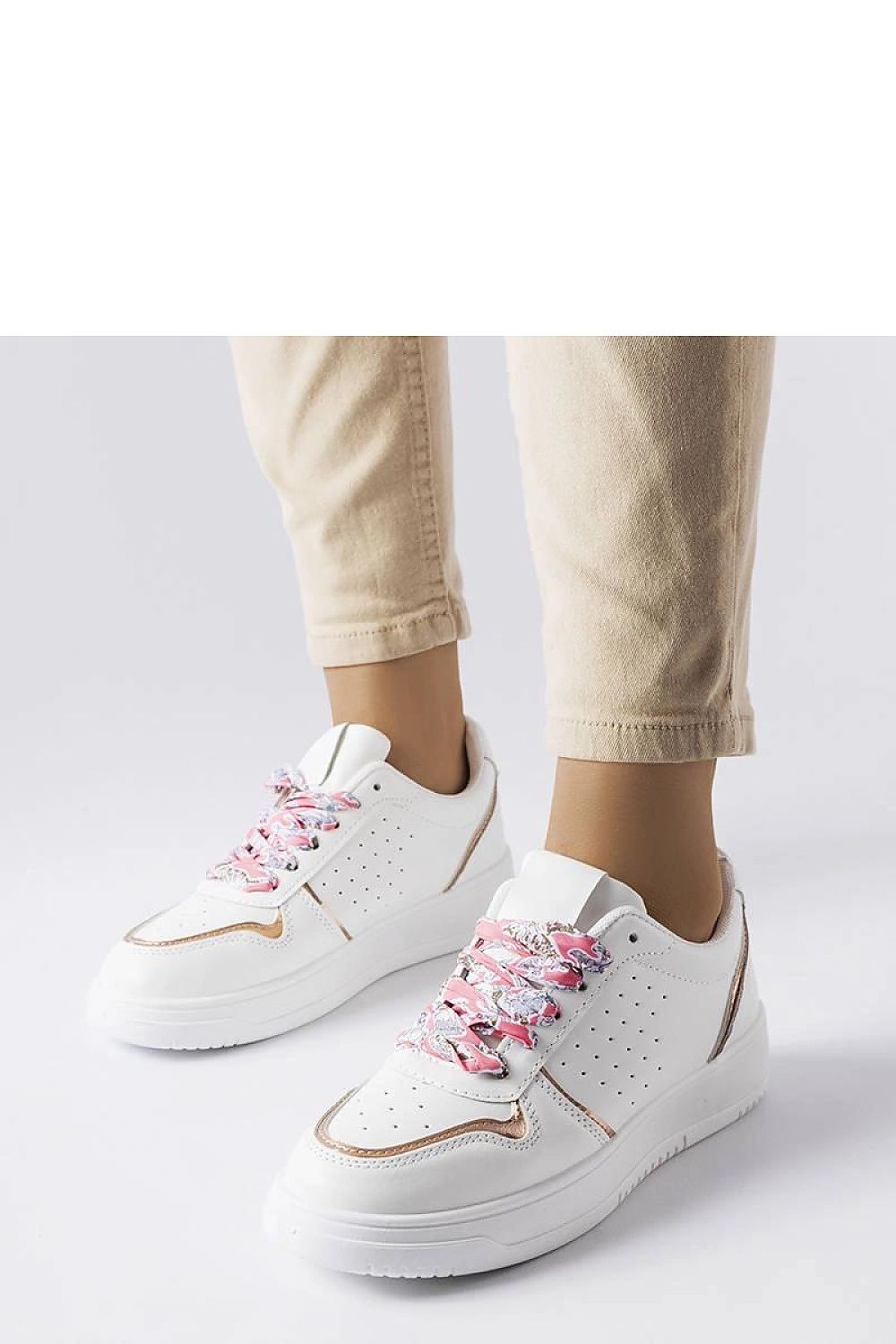 Exclusive white Pryor sneakers with refined ribbon lace, offered by Solea, perfect for enhancing luxury summer looks.