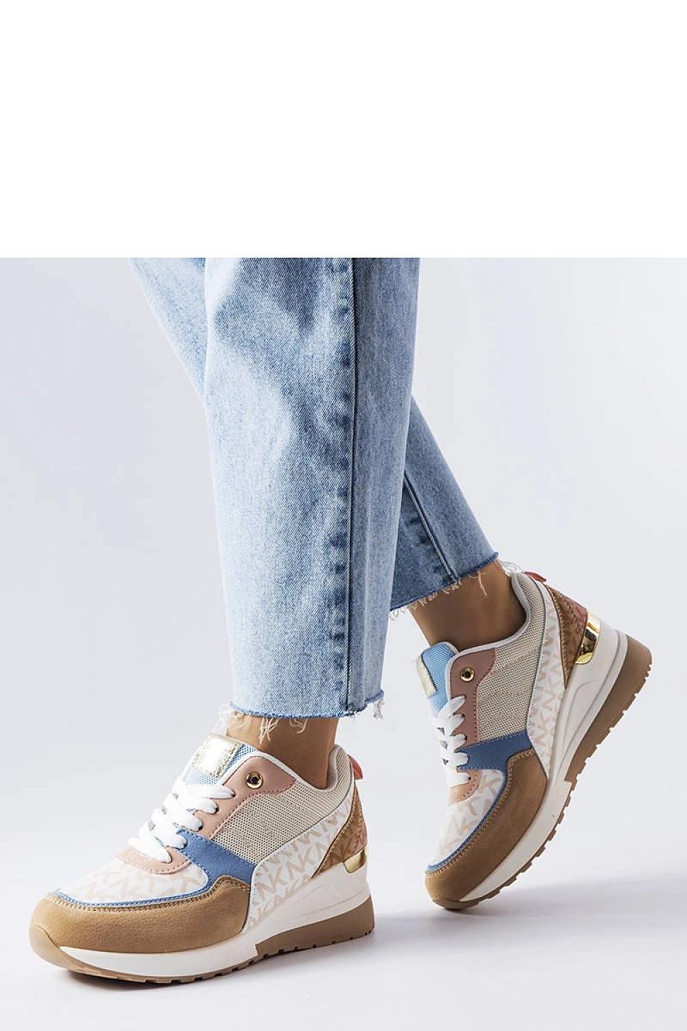 Luxury beige-blue sneakers by Solea featuring a stylish lace closure and elegant beige rubber sole for ultimate summer comfort.
