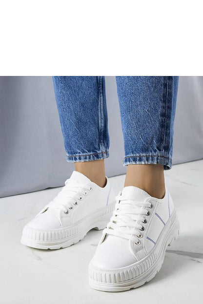 Stylish urban outfit featuring Solea's black platform sneakers Nichole, paired with loose joggers for a chic look.