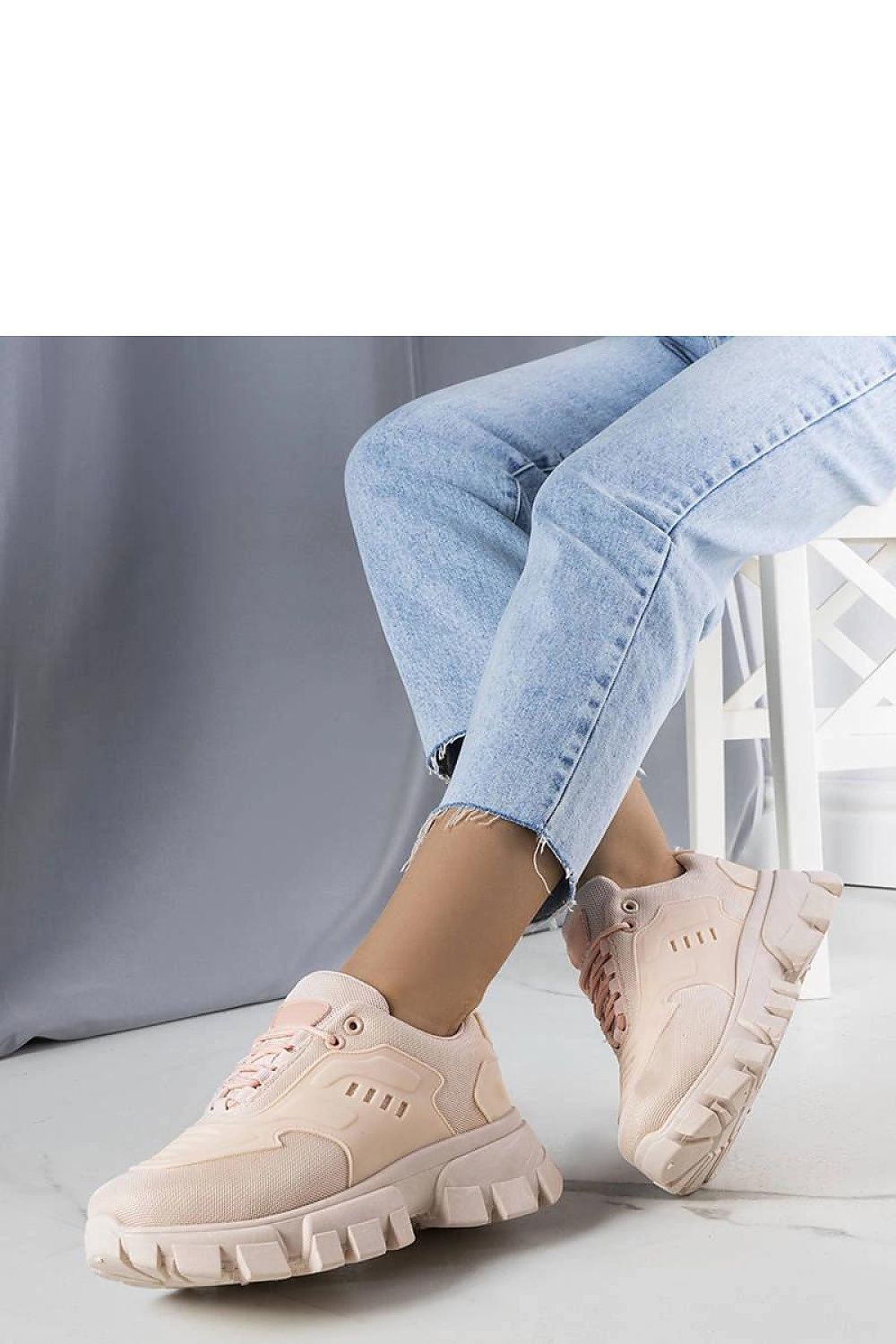 Solea white sneakers elegantly displayed, featuring a 5cm sole, ideal for both casual and fashionable summer looks.