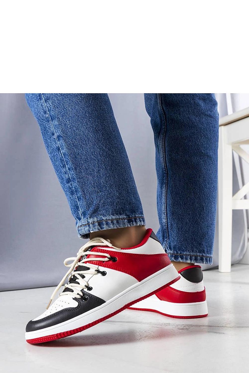 Solea Retro Sneakers Shari in White featuring a 3 cm heel height, designed for stability and style, a must-have accessory for every stylish woman.