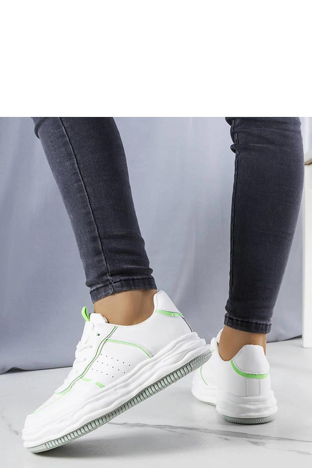 Solea Nettie sneakers in white with green accents, designed to provide sophistication and freshness in any summer outfit.