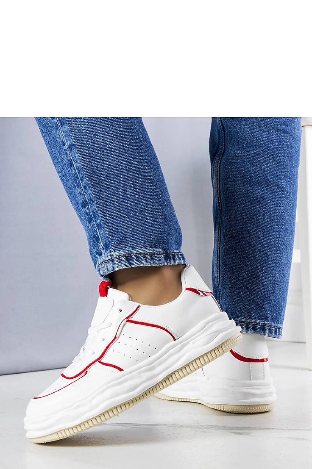 Close-up view of Solea Nettie white sneakers, featuring elegant green accents and high-quality rubber sole for durability and comfort.