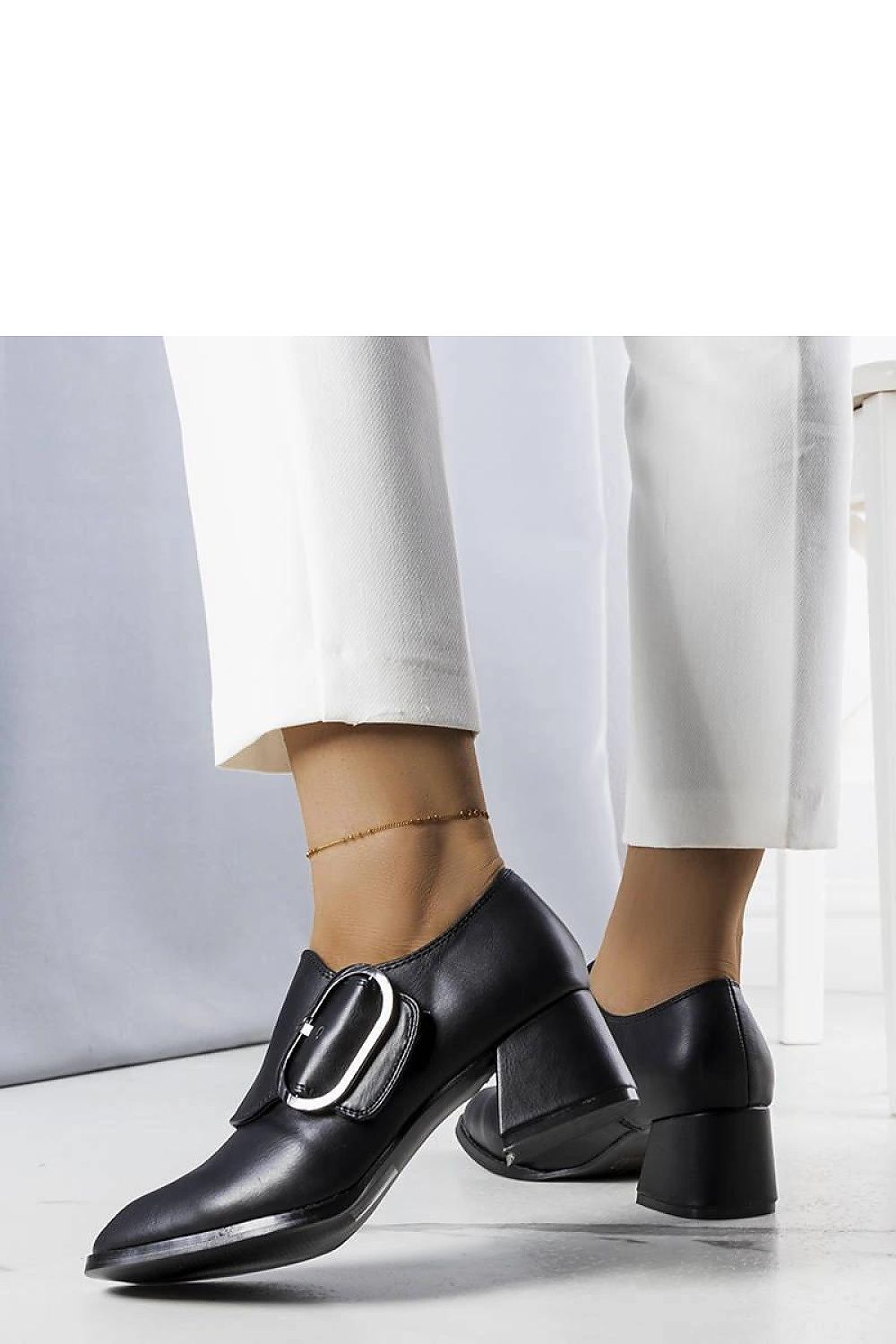 Solea eco-leather pump displayed with its black plastic sole, presenting an elegant and modern style ideal for autumn-winter wear.