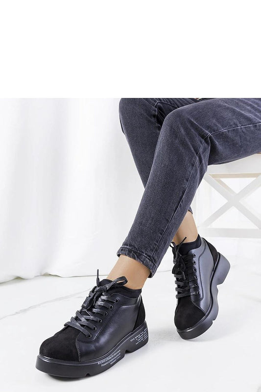 Stylish women's black high sole sneakers from Solea, combining comfort and fashion for a sophisticated summer wardrobe.