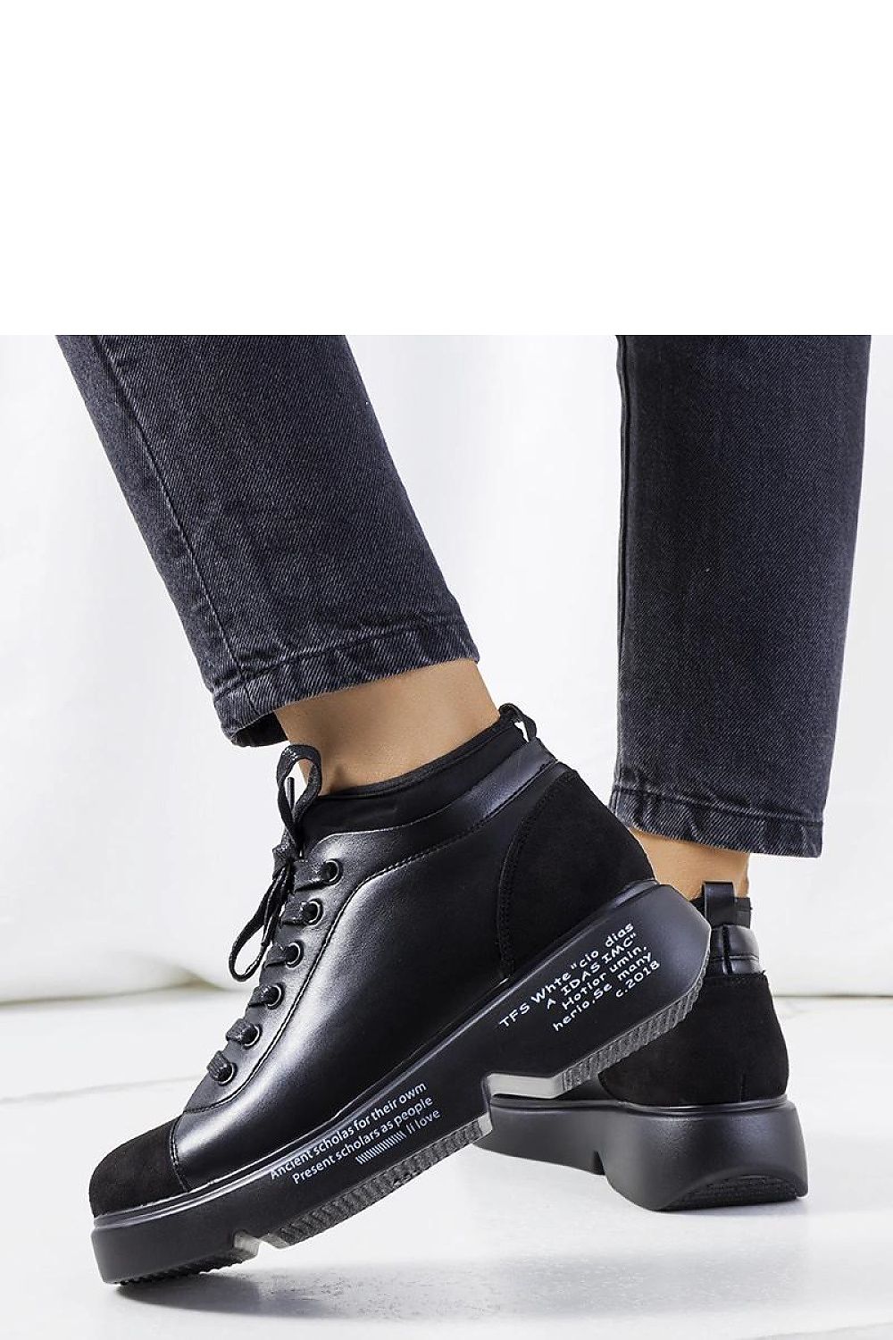 Luxury black high sole sneakers for women by Solea, showcasing superior quality and a perfect fit for casual and refined occasions.