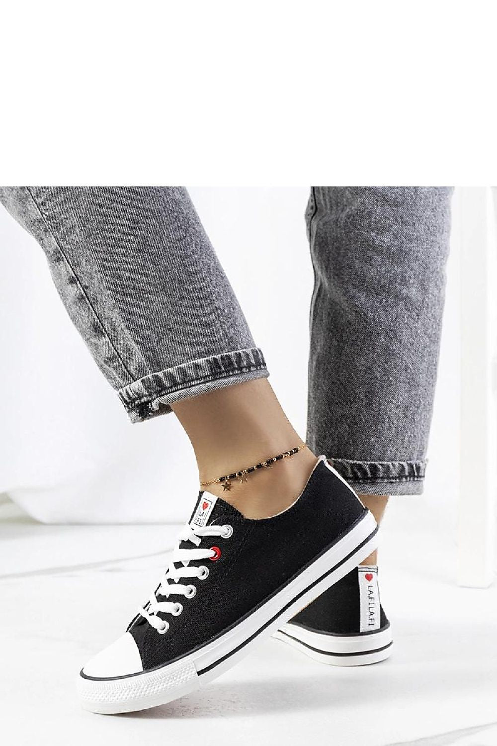 Close-up view of Solea Kolind women's sneakers in black, highlighting high-quality fabric and white rubber sole for chic summer style.