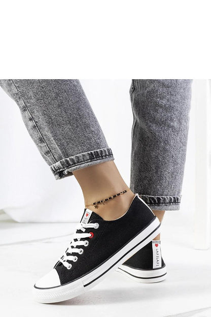 Close-up view of Solea Kolind women's sneakers in black, highlighting high-quality fabric and white rubber sole for chic summer style.