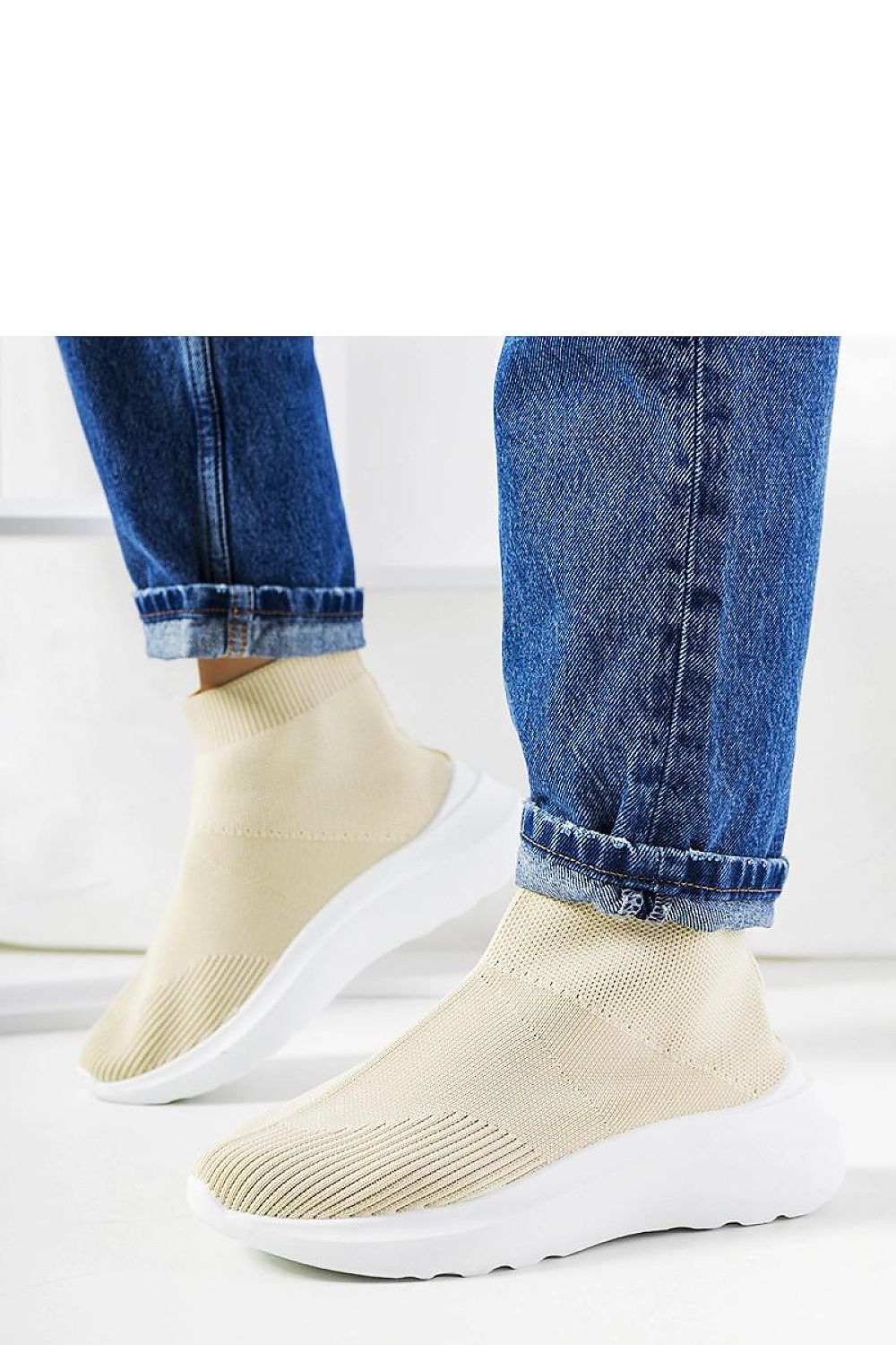 Close-up of Solea Jennifer beige high sneakers with premium fabric, highlighting comfort and ventilation for a luxe summer experience.