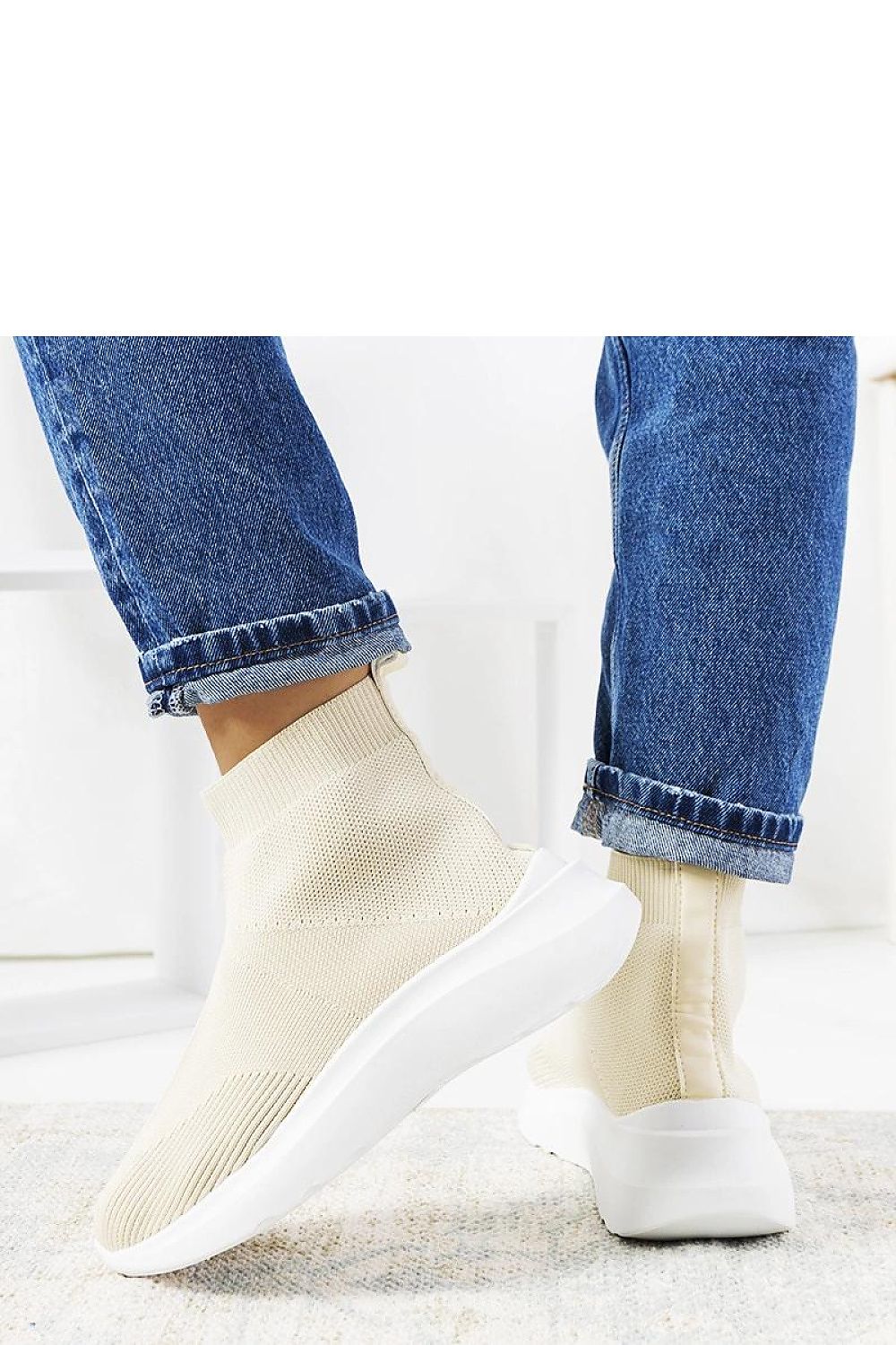 Bottom view of Solea beige high sneakers featuring durable white rubber sole, providing stability and grip for any adventure.