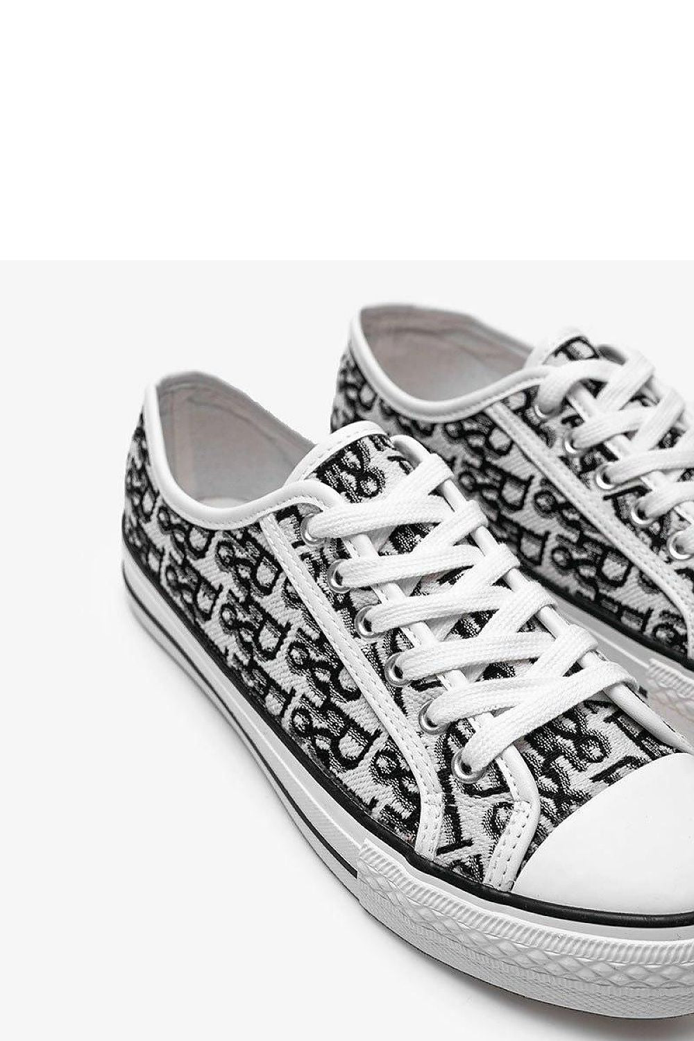 Elegant Solea Rimmie Women's Sneakers in classic black and white, featuring a stylish lace-up closure and a flexible white rubber sole, perfect for adding sophistication to your autumn and winter outfits.