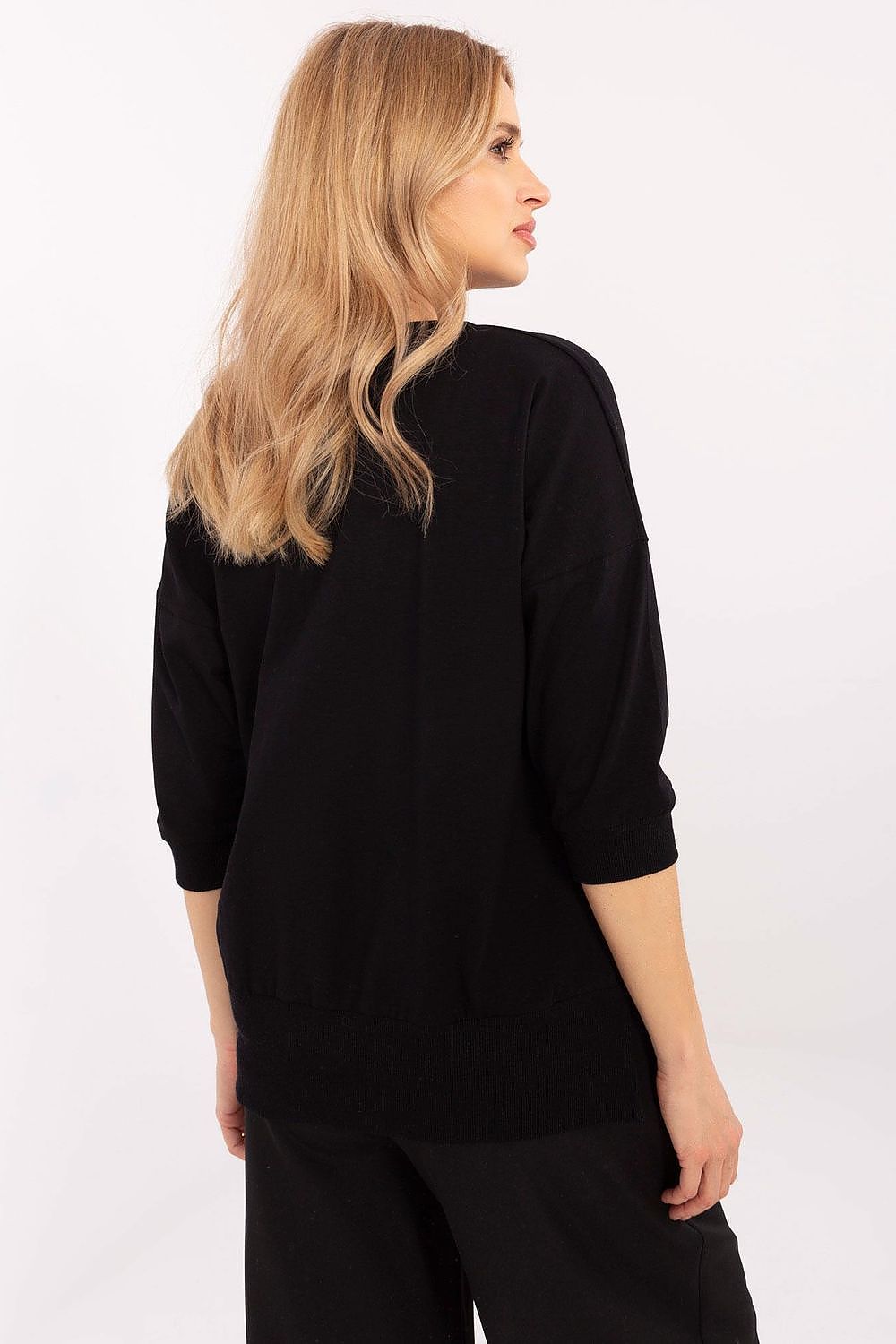 Stylish model wearing an EU size 0-2 casual blouse by Relevance, featuring 3/4 sleeves and a perfect fit for everyday wear.