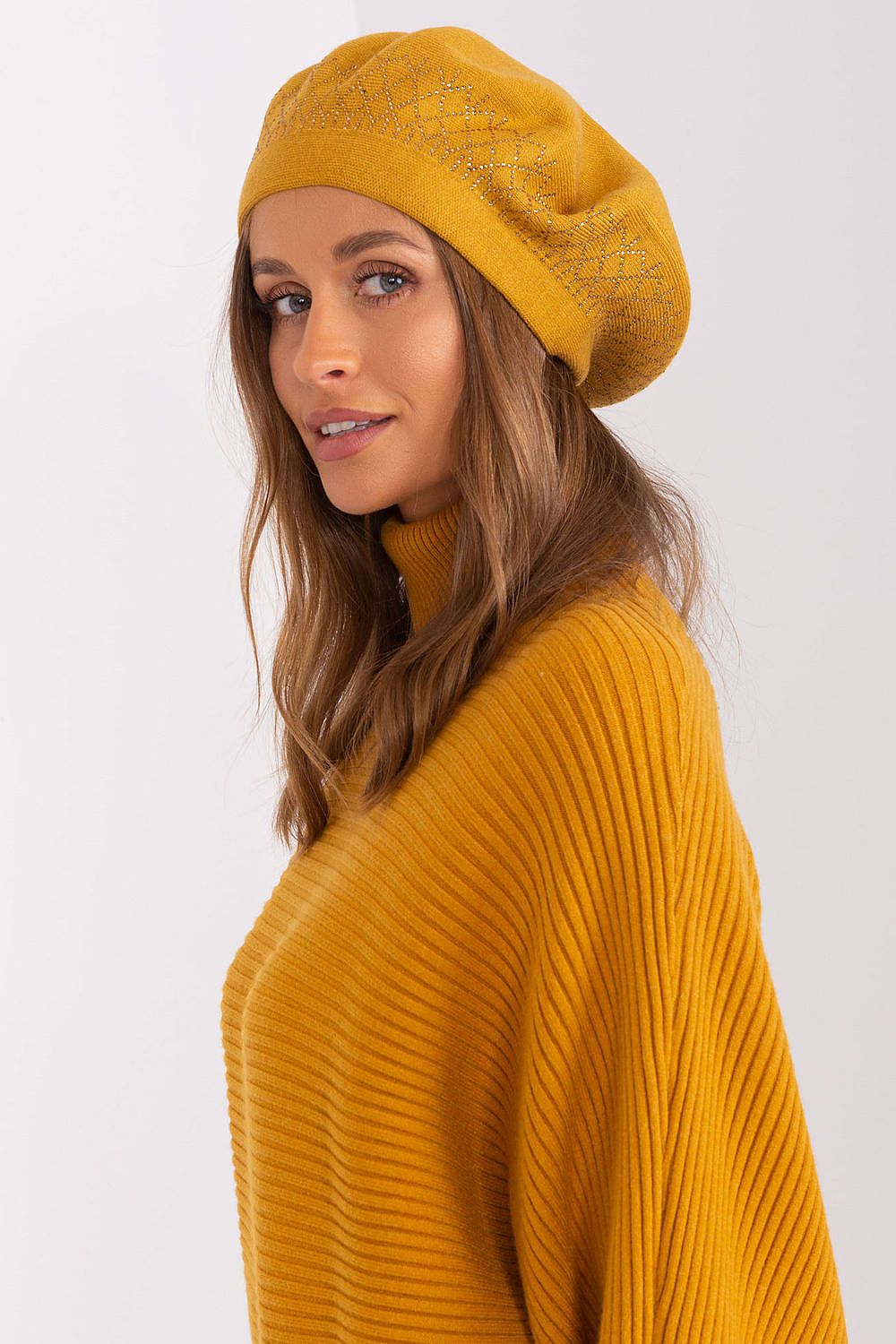 Fashionable beret hat for women by AT, elegantly crafted with a soft blend of acrylic, cotton, and cashmere, ideal for chic winter styles.