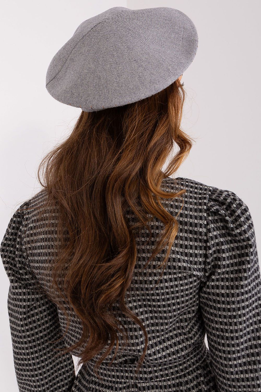 Close-up of the shiny beret hat for women by AT, showcasing the sophisticated texture and high-quality materials including acrylic, cotton, and cashmere.