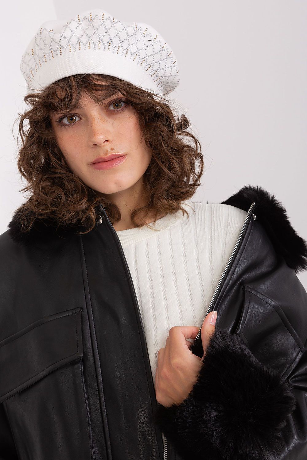 Elegant shiny beret hat for women displayed against a neutral background, highlighting the luxury of the acrylic, cotton, and cashmere blend by AT.