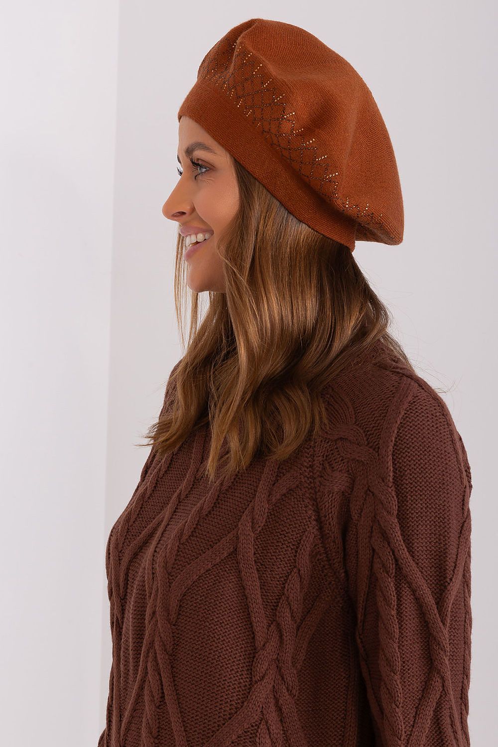 Chic beret hat for women by AT, showcasing a luxurious shiny finish, made with a blend of acrylic, cotton, and cashmere for a stylish touch.