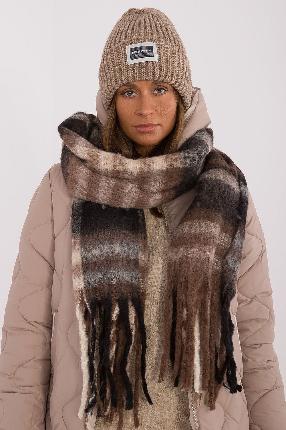 Elegant 186 cm check pattern polyester scarf by AT, featuring stylish tassels, perfect for sophistication in winter fashion.